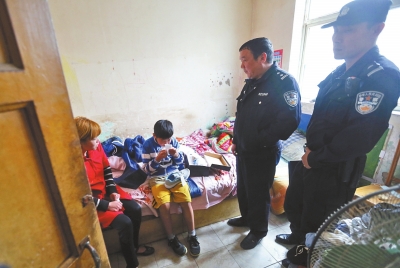 民警將小寶帶到他母親（紅衣女子）的住處，小寶拿出新鞋玩了起來。