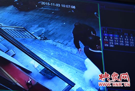 監(jiān)控錄像顯示，男子走向皮皮，將其拐走。