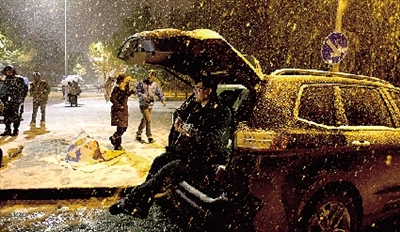 彈琴?gòu)椀绞种付紱](méi)知覺(jué)了，還在一首又一首地唱。