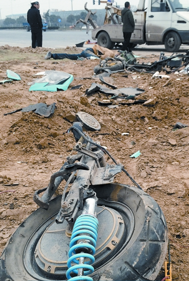 現(xiàn)場散落大量電動(dòng)車碎片，車輪已完全脫離車體，可見當(dāng)時(shí)車禍的慘烈程度