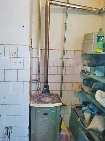 事發(fā)理發(fā)店取暖所用的爐子。