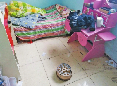 在理發(fā)店死者居住的臥室內(nèi)，地上放有一個(gè)大煤球。