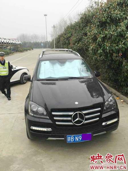 江西男子奔馳車中睡覺一氧化碳中毒，周口高速交警及時發(fā)現(xiàn)。