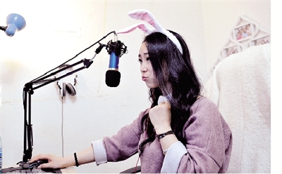 在一次直播中，小米戴上兔子頭飾，向網(wǎng)友賣萌