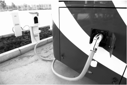 電動(dòng)公交正在充電 電動(dòng)公交正在充電