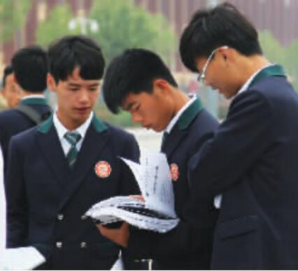 女生短裙男生西裝 鄭州一大學猛一看像韓劇片場 女生短裙男生西裝 鄭州一大學猛一看像韓劇片場