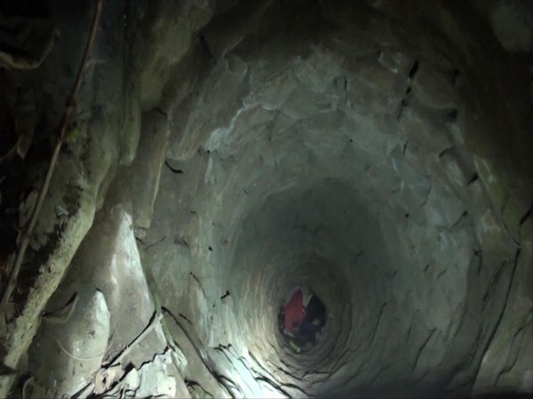 險(xiǎn)！女子凌晨墜入15米深井 命懸一線