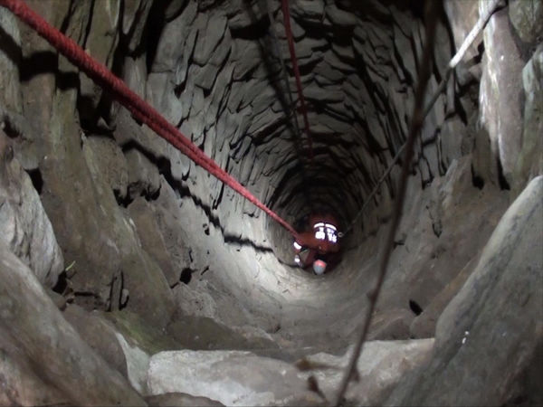 險(xiǎn)！女子凌晨墜入15米深井 命懸一線