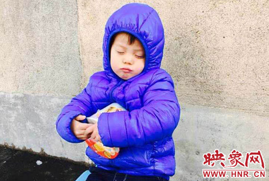 5歲娃冰天雪地睡著。