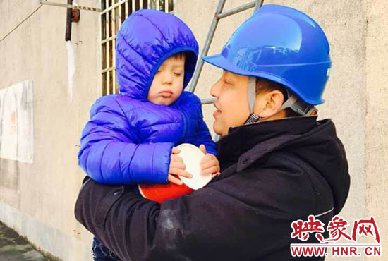 電工抱起孩子時，孩子還在睡。