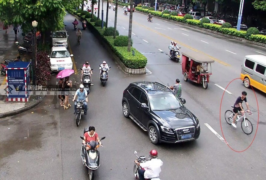 圖為肇事者撞人后逃逸。