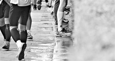 昨日，2013年北京馬拉松，因流動(dòng)廁所和公廁有限，很多選手都“就地解決”，地面上“水”流成河。