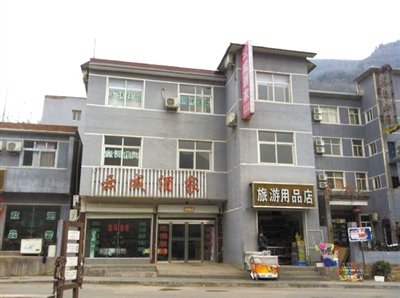 今年，胡萬林涉嫌非法行醫(yī)的地點(diǎn)，就在這座農(nóng)家賓館內(nèi)。