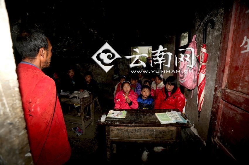 小學里只有兩個班，大點的孩子無法升入高年級，只得從一年級再讀起，就像復讀機。