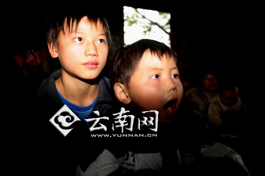 孩子認真地跟著袁老師讀拼音。徐弘毅 攝