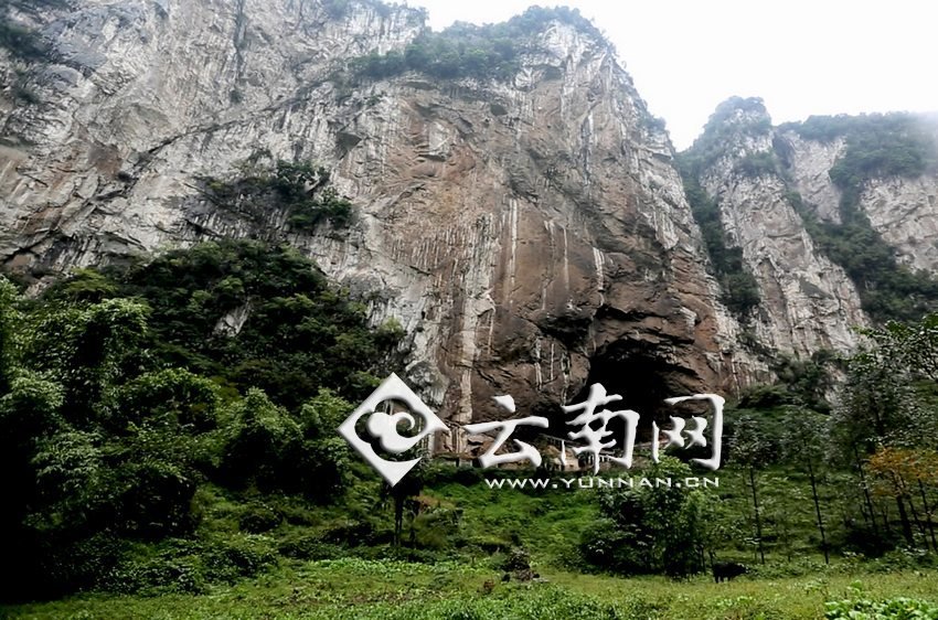 大鍋圈小學就建在這樣一個懸崖絕壁邊上。