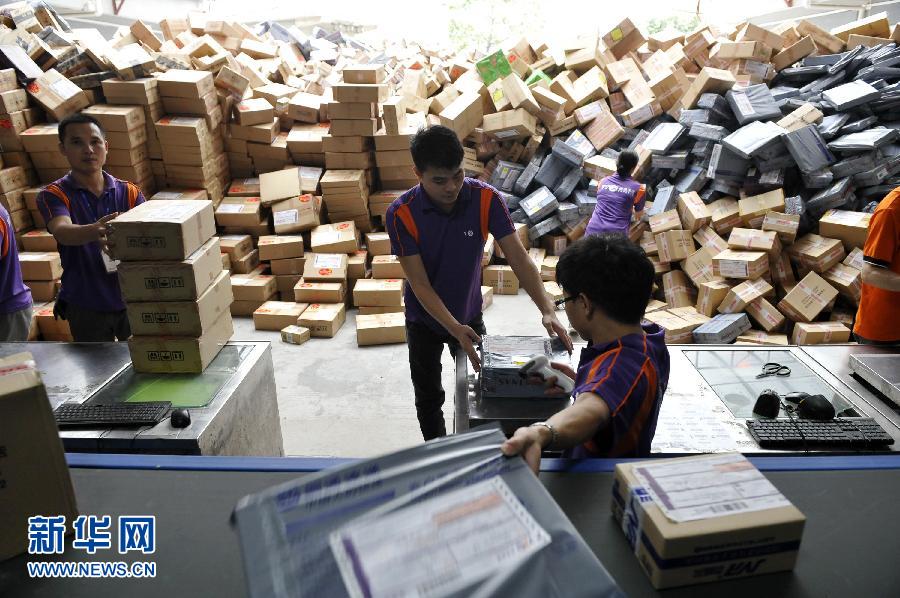 11月11日，在圓通公司廣州一處分揀站，工作人員加緊掃描快件。
