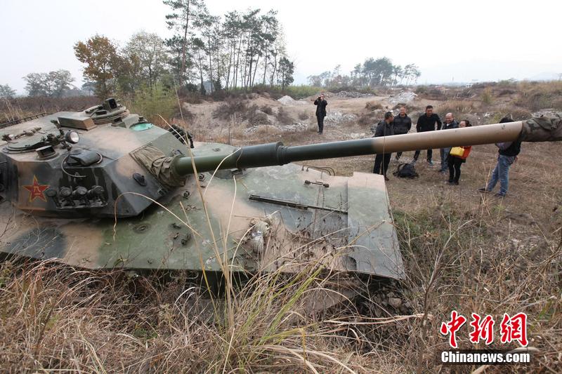12月4日，浙江臺(tái)州，人們?cè)谔箍饲皣^。