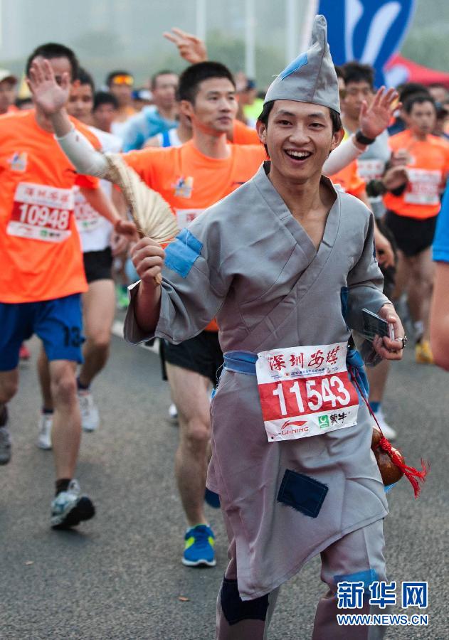 12月8日，一名選手身著“濟(jì)公”服裝參加比賽。