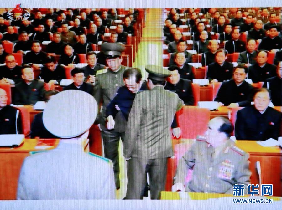 張成澤在12月8日勞動(dòng)黨中央政治局?jǐn)U大會(huì)議現(xiàn)場(chǎng)被帶走。