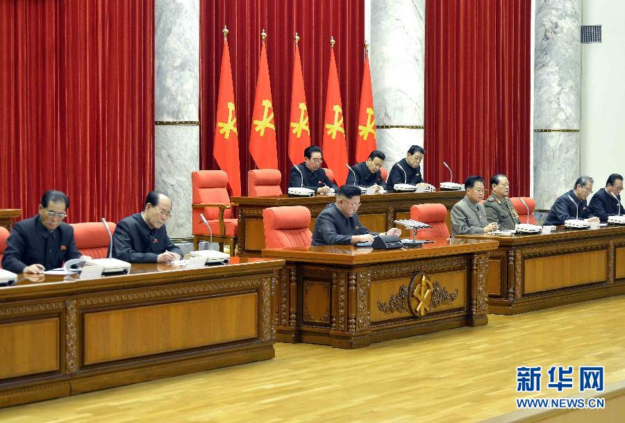 12月8日，在朝鮮平壤，朝鮮勞動(dòng)黨第一書記金正恩（前排中）出席并指導(dǎo)朝鮮勞動(dòng)黨中央政治局?jǐn)U大會(huì)議。