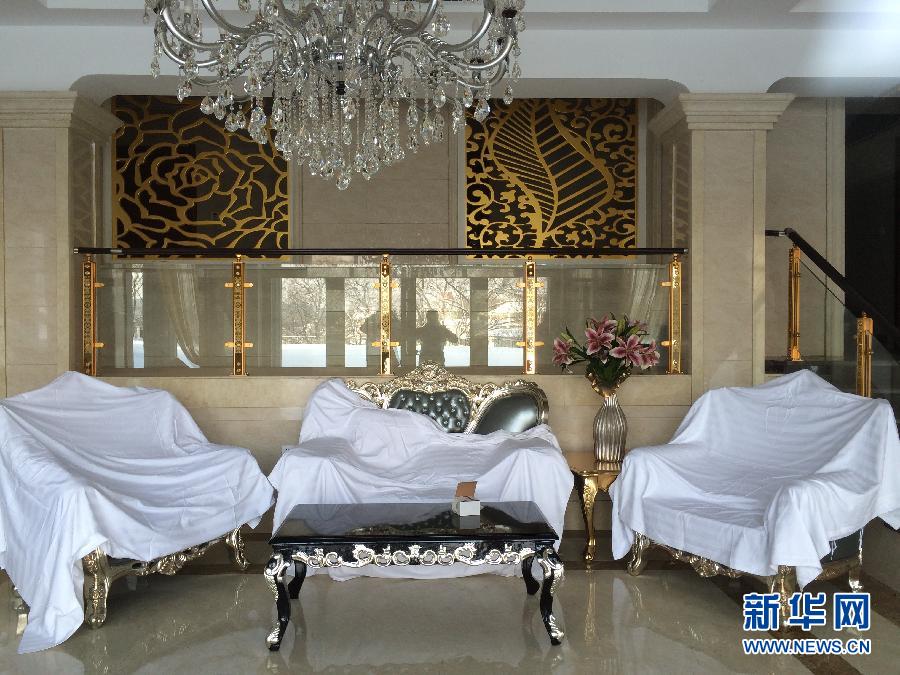 鏡泊湖畔麗日山莊里的豪華沙發(fā)（2013年12月9日攝）。新華社記者程子龍攝