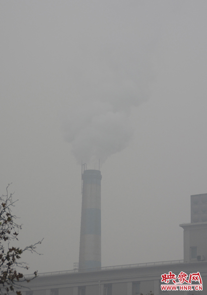煙囪冒出來的煙在霧霾的包圍下也遜色了 煙囪冒出來的煙在霧霾的包圍下也遜色了