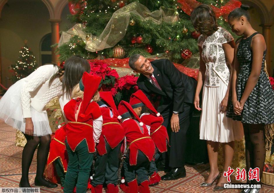 奧巴馬全家錄制圣誕節(jié)目 與“小矮人”互動(dòng)其樂(lè)融融