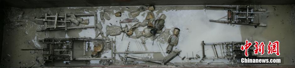 圖為考古現(xiàn)場發(fā)現(xiàn)保存完整的織機模型。