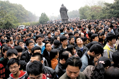 去年3月16日，武漢華中科技大學(xué)，“北約”、“華約”、“卓越”聯(lián)盟自主招生選拔考試湖北考點，考生等待進(jìn)場。 圖/CFP