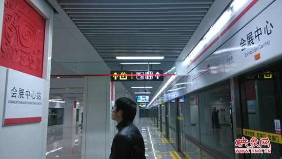 會展中心站，兩塊牌子的站點名稱英文翻譯也不相同