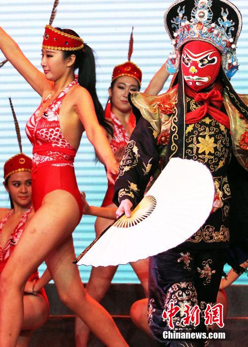 “世界休閑小姐”性感演繹川劇變臉泳裝秀 “世界休閑小姐”性感演繹川劇變臉泳裝秀
