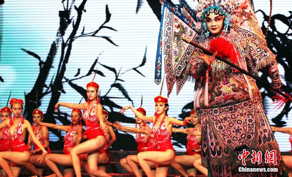 “世界休閑小姐”性感演繹川劇變臉泳裝秀 “世界休閑小姐”性感演繹川劇變臉泳裝秀