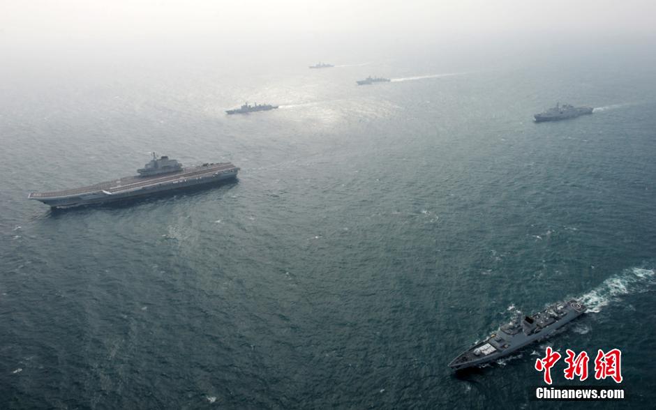 圖為遼寧艦與水面艦艇進(jìn)行協(xié)同訓(xùn)練。中新社發(fā) 胡鍇冰 攝