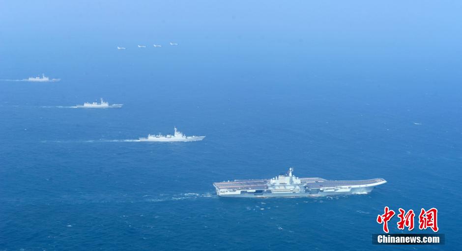 圖為遼寧艦與水面艦艇、飛機(jī)進(jìn)行協(xié)同訓(xùn)練。中新社發(fā) 胡鍇冰 攝