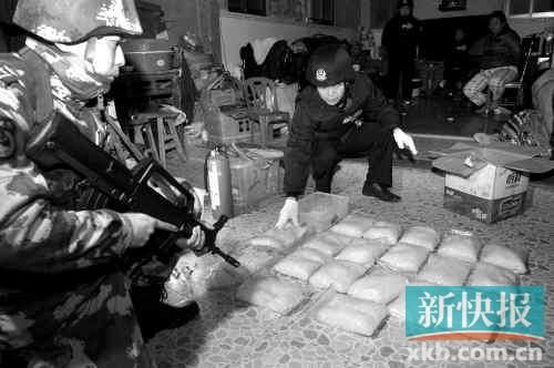 警方在村民家中搜獲大量冰毒。