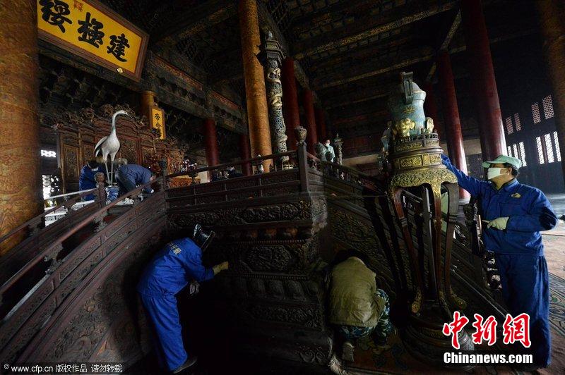 圖為工作人員正在故宮太和殿內(nèi)進行整體清潔工作。