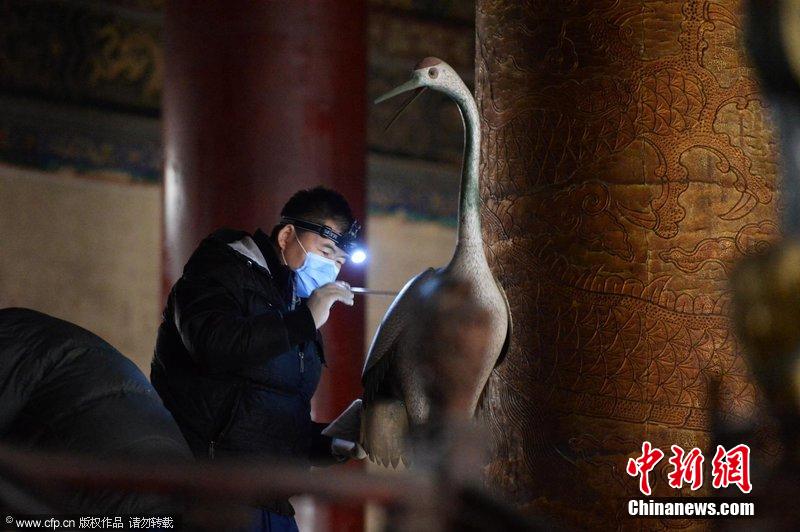 圖為工作人員使用軟毛刷除塵。