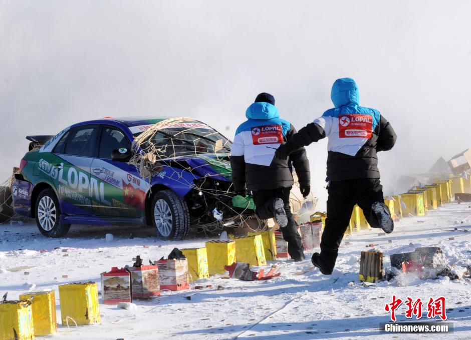 謝雨均駕駛賽車在黑龍江黑河段飛越冰河。中新社發(fā) 邱齊龍 攝