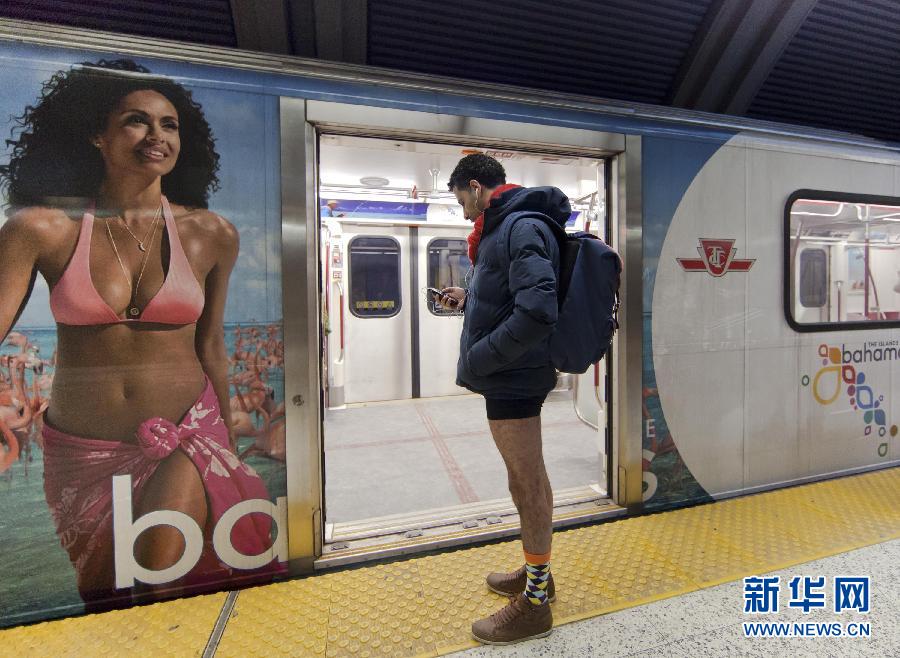 1月12日，在加拿大多倫多，一名只穿著內(nèi)褲的男子在車站等候地鐵。