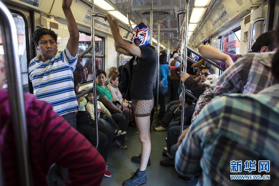 一名參加不穿褲子搭地鐵活動(dòng)的男子站在地鐵車廂內(nèi)。