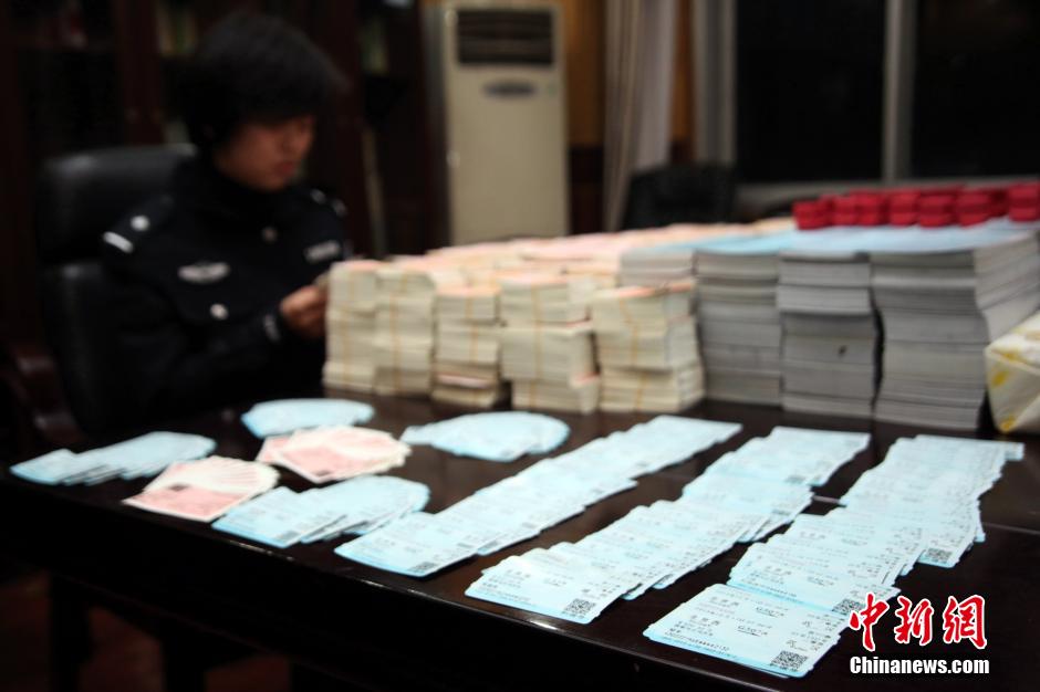 圖為查獲大量假火車票和制販工具（資料圖片）。