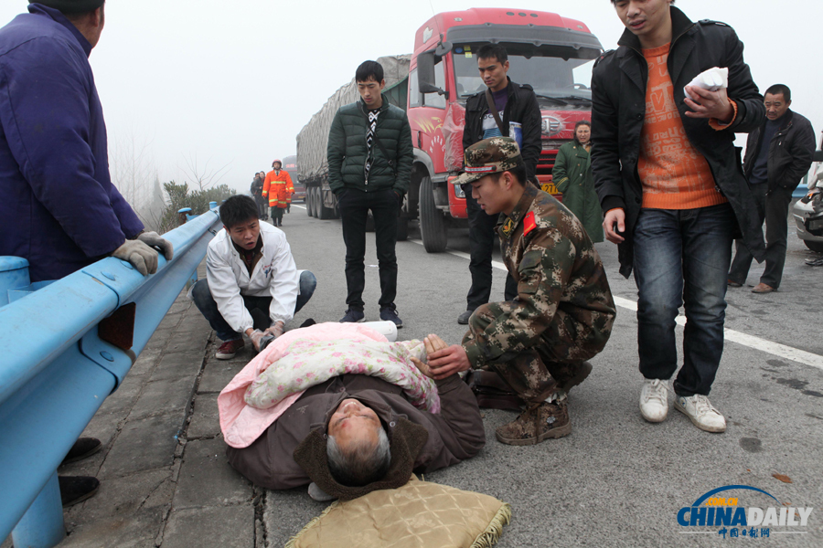 一名受傷群眾被救出。惠斌 攝