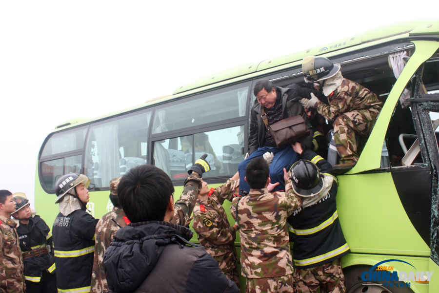 消防人員現(xiàn)場施救。惠斌 攝
