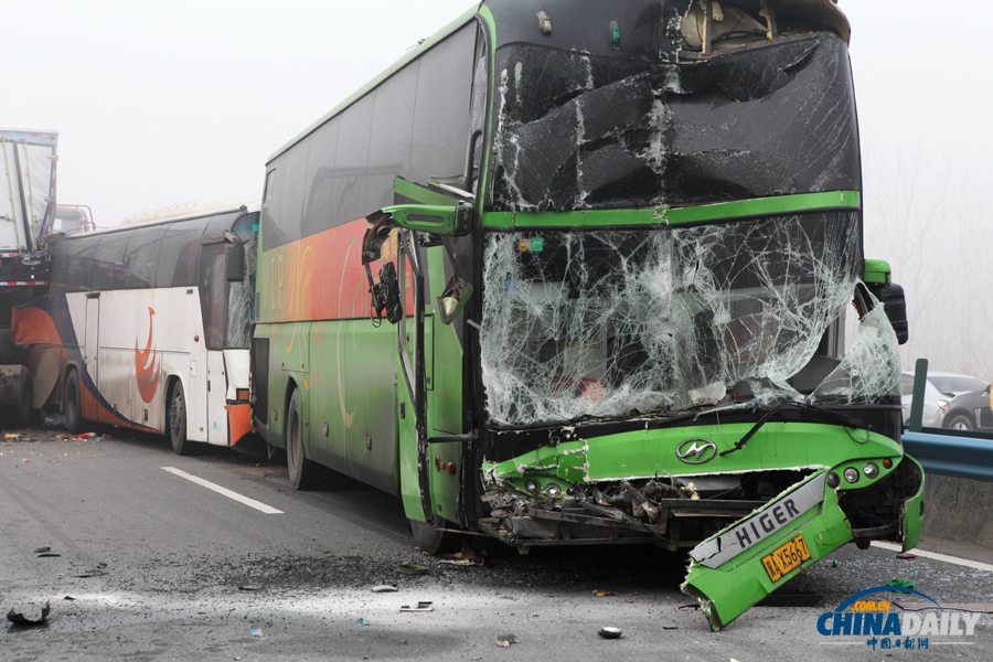 車禍救援現(xiàn)場?；荼?攝