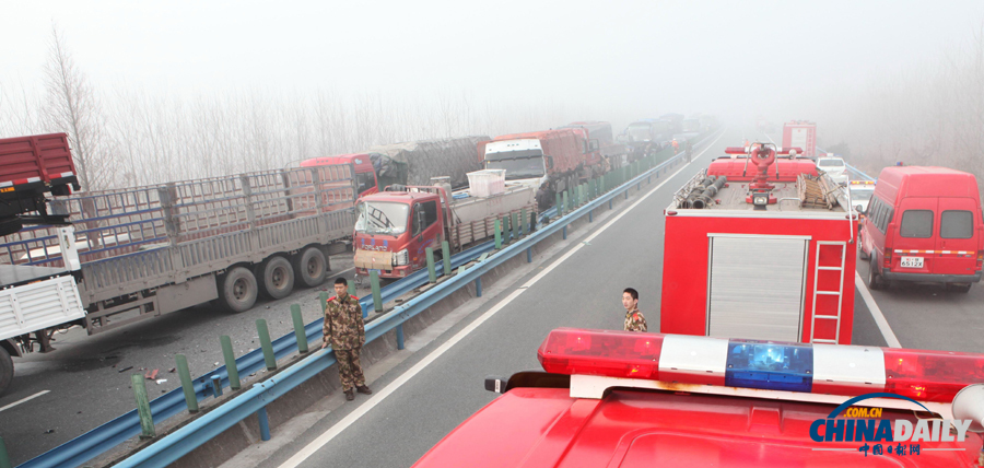 消防人員抵達事故現(xiàn)場。惠斌 攝