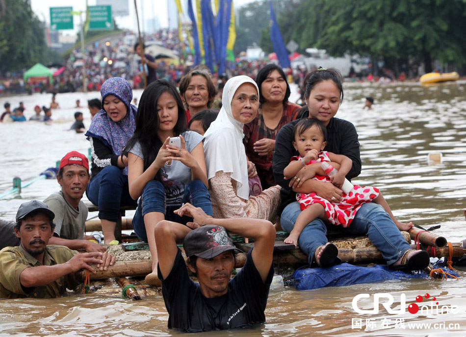 印尼首都雅加達暴雨成災(zāi) 數(shù)千人緊急疏散