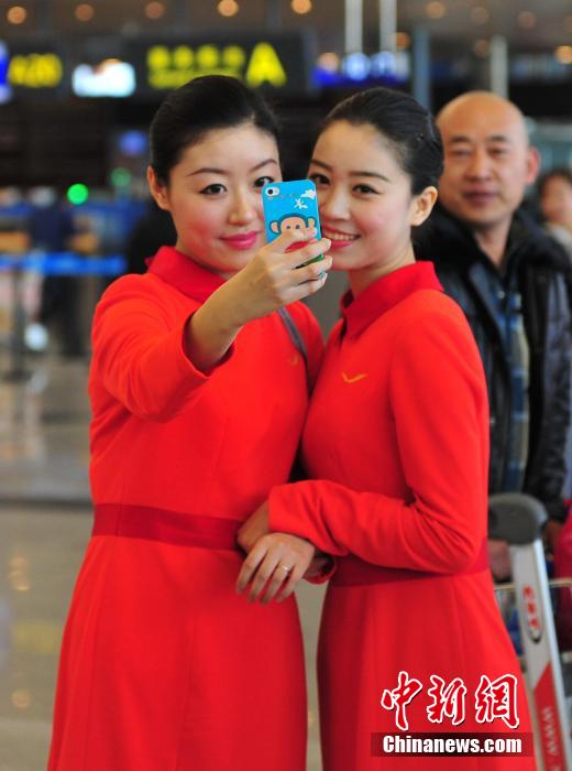 1月23日，機(jī)場(chǎng)工作人員在跳“快閃”舞蹈。