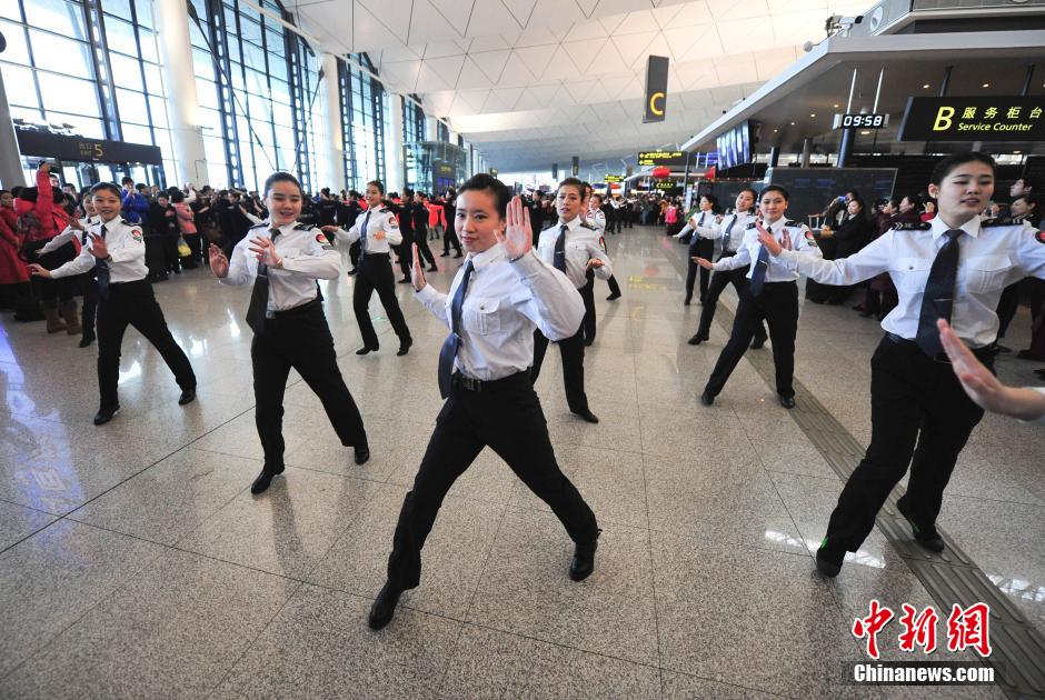 1月23日，機(jī)場(chǎng)工作人員在跳“快閃”舞蹈。