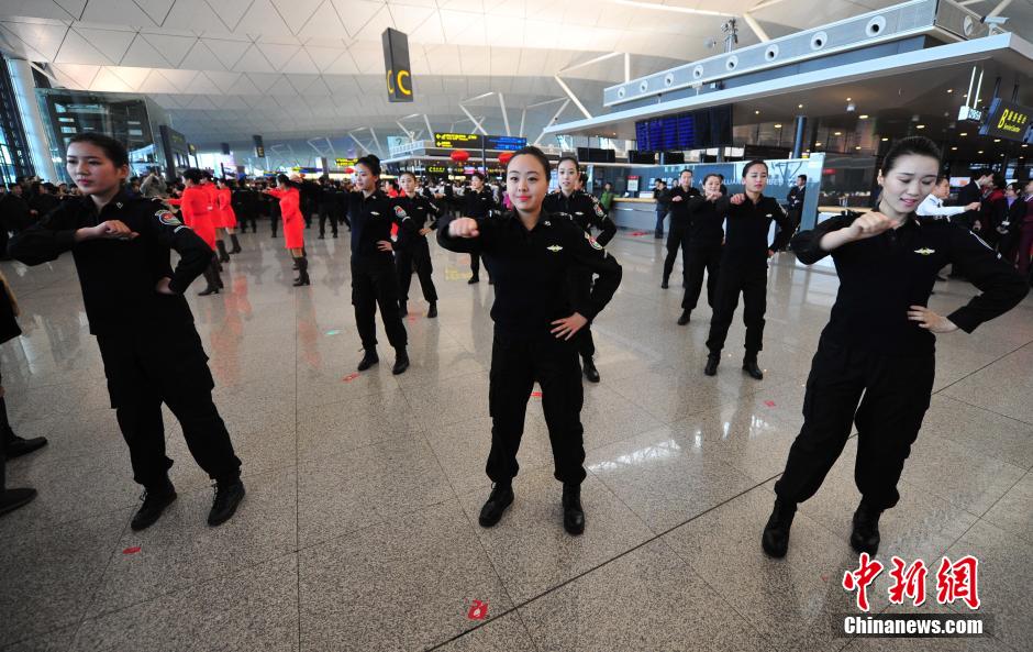 1月23日，機(jī)場(chǎng)工作人員在跳“快閃”舞蹈。